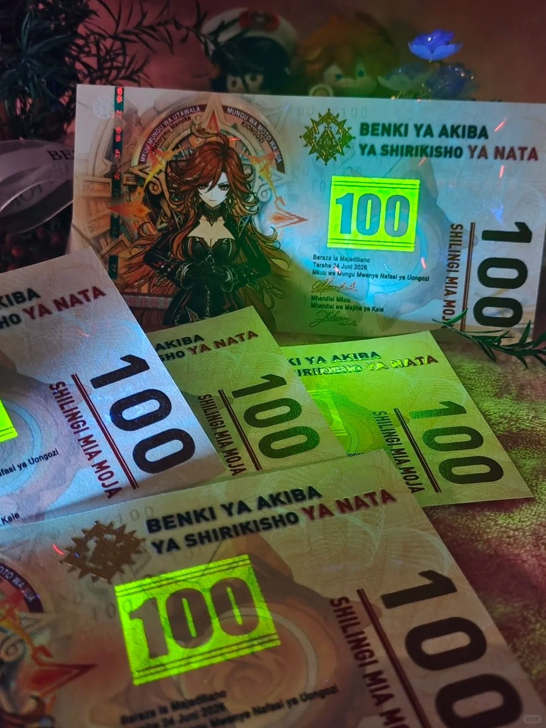 Mavuika collector note under UV light, revealing the fluorescent security thread and glowing serial number